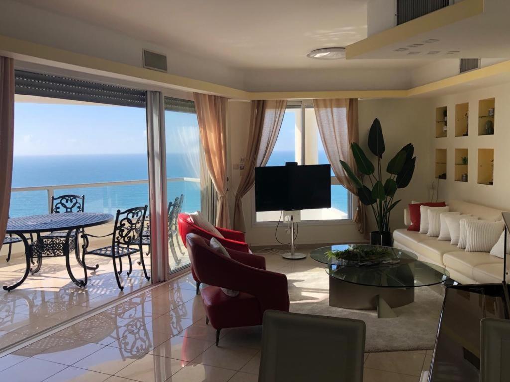 Sky Home Luxury Apartment With Sea View Bat Yam Exterior photo