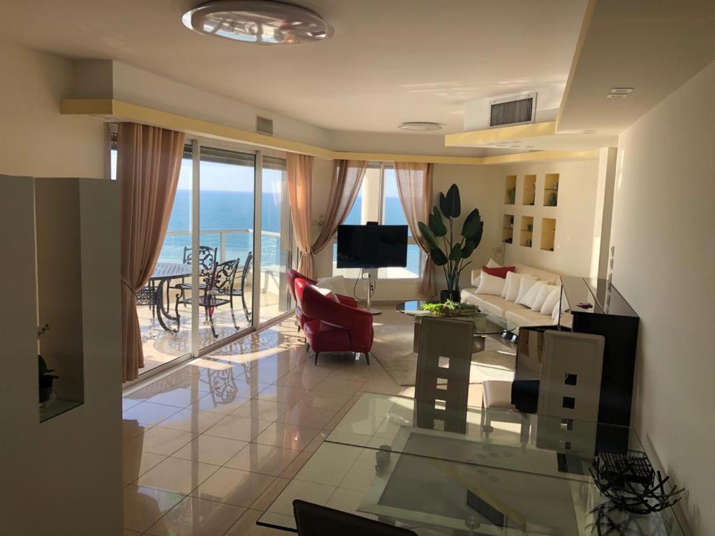 Sky Home Luxury Apartment With Sea View Bat Yam Exterior photo