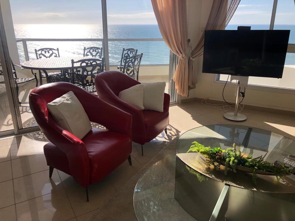Sky Home Luxury Apartment With Sea View Bat Yam Exterior photo