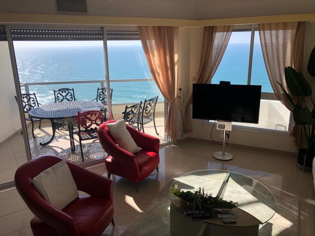 Sky Home Luxury Apartment With Sea View Bat Yam Exterior photo